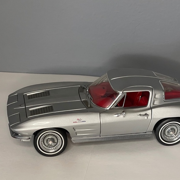 1:24 scale diecast model of a 1963 Chevrolet Corvette Split Window